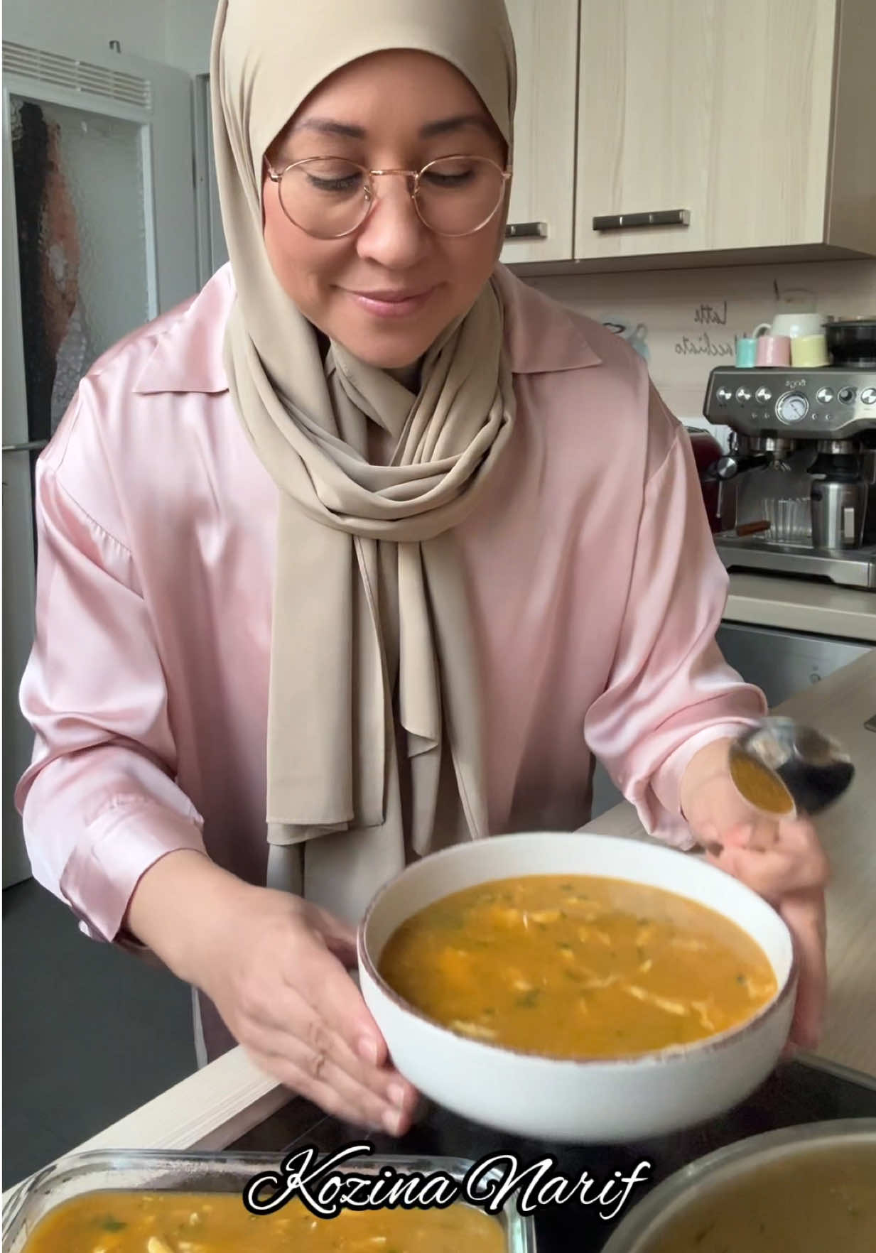 Hausgemachte Gemüsesuppe mit Hähnchen Leicht gesund und wärmend – genau das Richtige für gemütliche Tage Abspeichern ✅  Zutaten:  1/2 Hähnchenbrust 1 TL Salz und Pfeffer 3 Lorbeerblätter   2 Kartoffeln 2 Karotten 1 Zwiebel 1 Paprika 1/2 Zucchini 2 TL Gemüsebrühe 2 L kochendes Wasser 2–3 EL frische Petersilie #sope #suppe #healthyeating #kozinanarif #rezeptideen #easyfood #autum #herbst #FoodLover #foodies #marocaine🇲🇦 #algeria #tunisia #irifien #irifien_tirifien_nel3alam #irifien_tirifien_manima_djan #rifia 