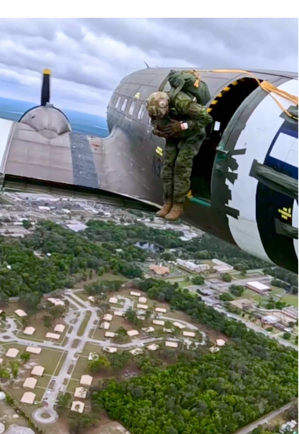 Round Canopy Parachuting Team members jumping in to our DZ at Palatka , Florida.#airborne #paratrooper #honduras🇭🇳 #skytrain #dakota 