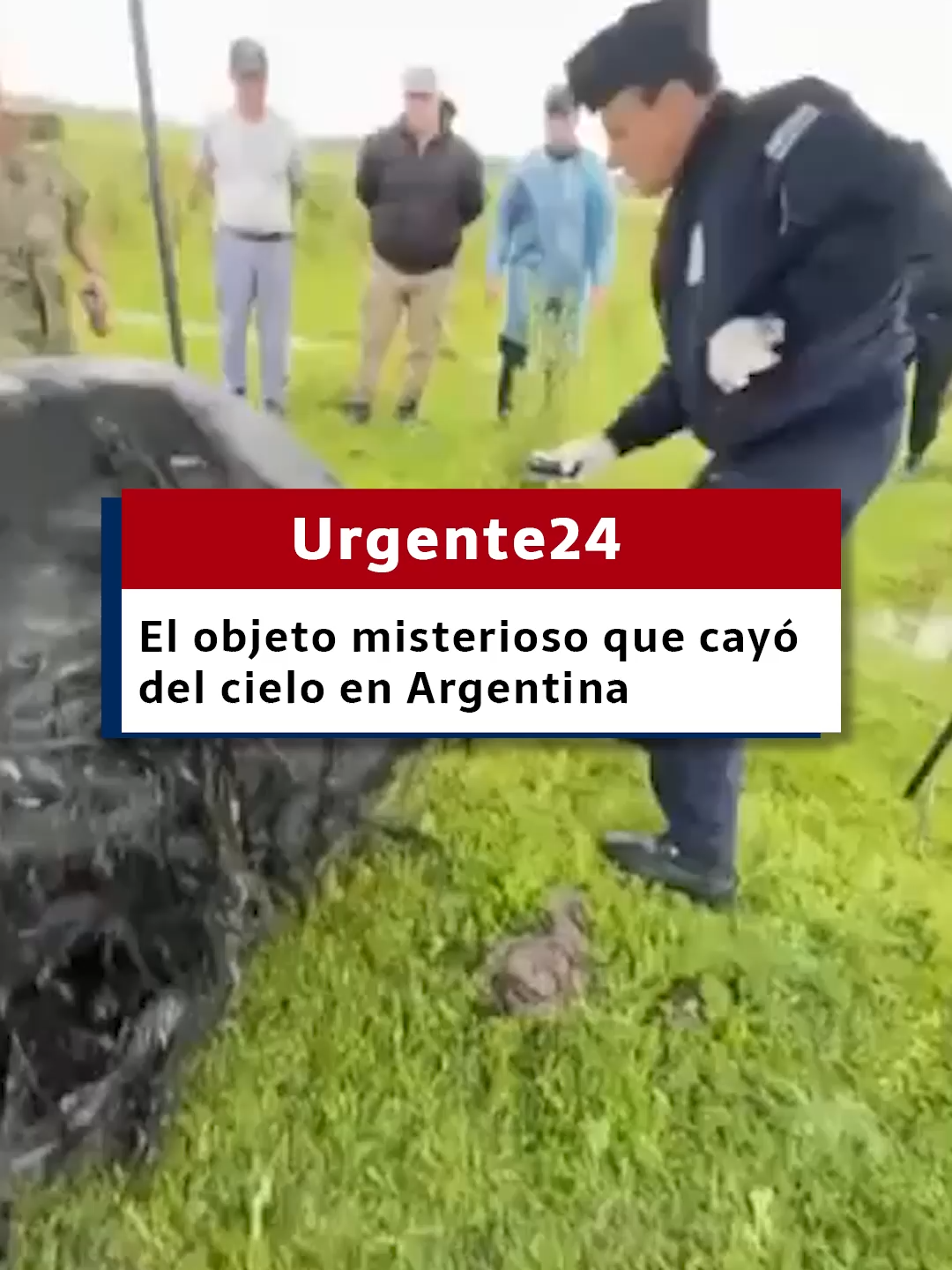 🛸 Retiraron un objeto cilíndrico que cayó del cielo en el Chaco el 25/09 y mide aproximadamente 1,70 metros de longitud y 1,20 metros de diámetro. 🔧 Está confeccionado aparentemente en material compuesto de fibra de carbono y presenta un orificio circular de 40 cm en un extremo y un sistema de válvulas con serie N° FG-144A/GFFa3-11/S9-2305 en el opuesto. 🚀 Por sus características, se presume que sería un tanque de propelente utilizado en cohetería espacial. 👨‍✈️ Intervino personal del Centro de Investigación Aeroespacial de la Dirección General de Investigación y Desarrollo de la Fuerza Aérea Argentina. #caidadelcielo #misterioaeroespacial #tanqueespacial #fuerzaaerea #investigacionespacial #cienciaargentina #objetovolador #coheteria #fenomenoastronomico #descubrimientoespacial
