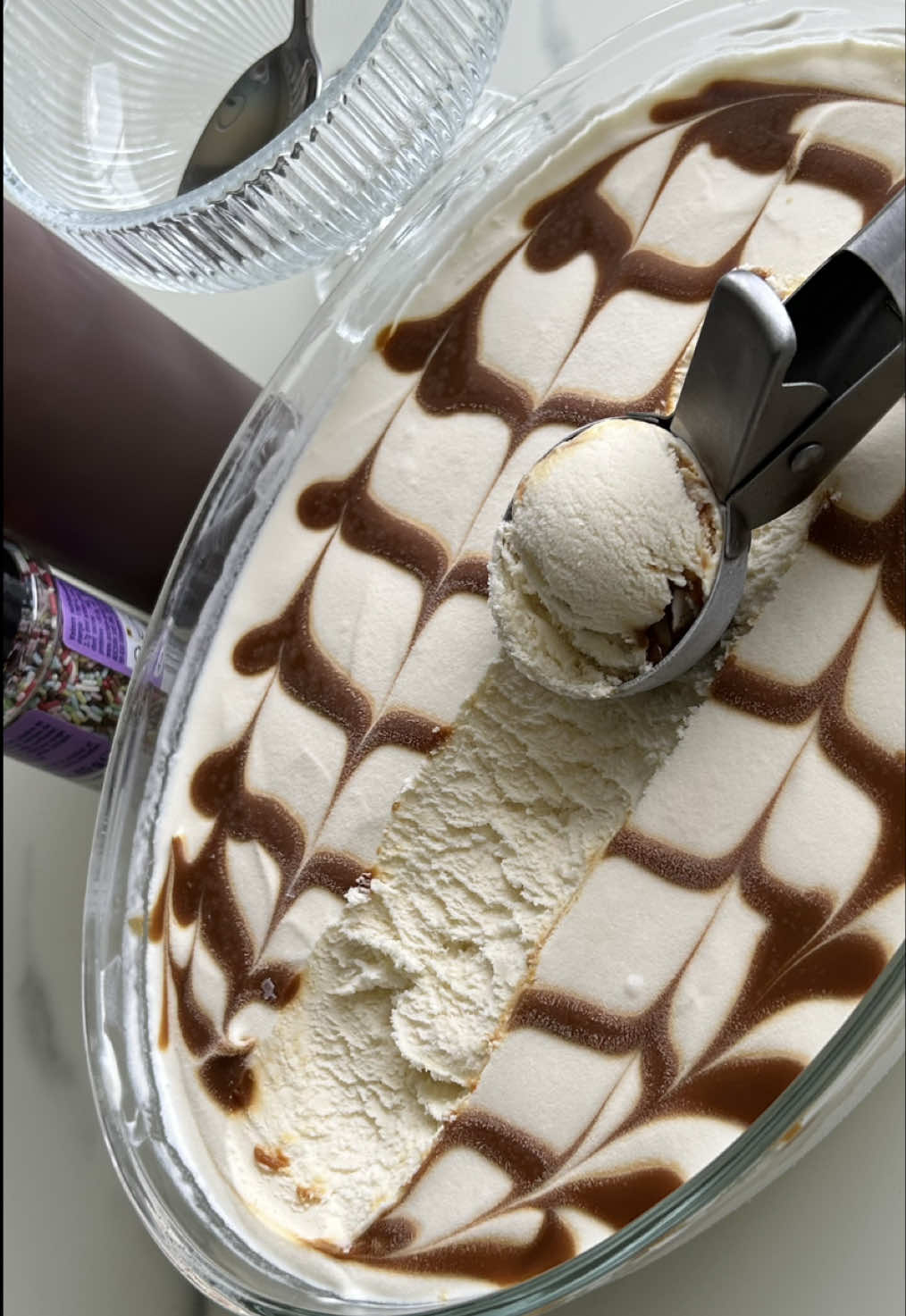 Glace 🍦 vanille maison 450ml de crème fraîche minimum 30% de matière grasse  230ml de lait concentré sucré  Extrait de vanille à votre convenance  Pour le caramel  200g de sucre 200ml de crevettes liquide  50g de beurre demi sel  #glacevanille #icecream #vanillaice #senegalaise_tik_tok🇸🇳pourtoichallenge #senegalaise_tik_tok 