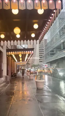 🚕🍎🗽🌭 #rainingnyc #rainydays #midtown #nyc #parenttrap 
