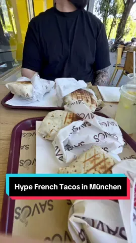 Euda! der Hype #frenchtacos aus Frankreich jetzt auch in München: @SAVOS French Tacos  wir haben 4 verschiedene probiert: - Smash Beef (mein Favorit 9/10) - Grilled Chicken (Kollege Favorit 10/10) - Shrimp (7/10) - Roast Beef (8/10) alles halal hier, fast alles individuell einstellbar schwer zu beschreiben was es genau ist aber ähnlich wie ein Burrito & ein Dürüm mit Pommes, Saucen, Gemüse und Käse innen drin überraschend geil - hat was 🫡 bisher kommen die sehr gut an & ich denke die werden sich etablieren 🤝 #foodspots #foodreview #streetfood 