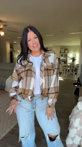 Cropped flannel jacket that is so cute ! #flannel #flannelseason #jacket #fallfashion 