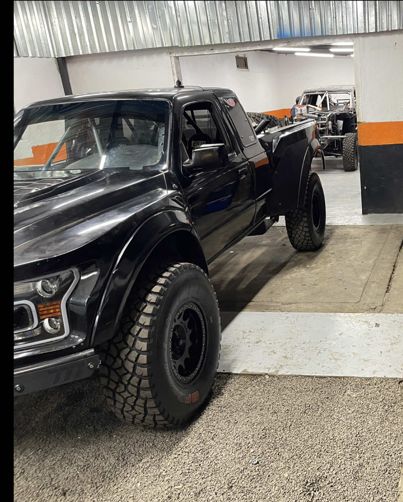 ASI ES UN TALLER DE CARROS DE CARRERAS OFFROAD ya disponible en youtube #trophytruck #scoreinternational #fyp #baja1000 #offroad 