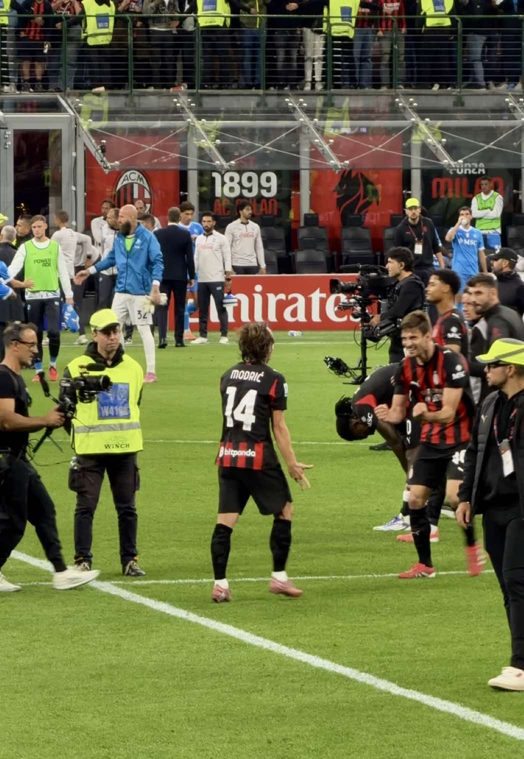 SI GODEEEEE❤️🖤❤️🖤 #acmilan #milannapoli #serieatim #modric #seriea 