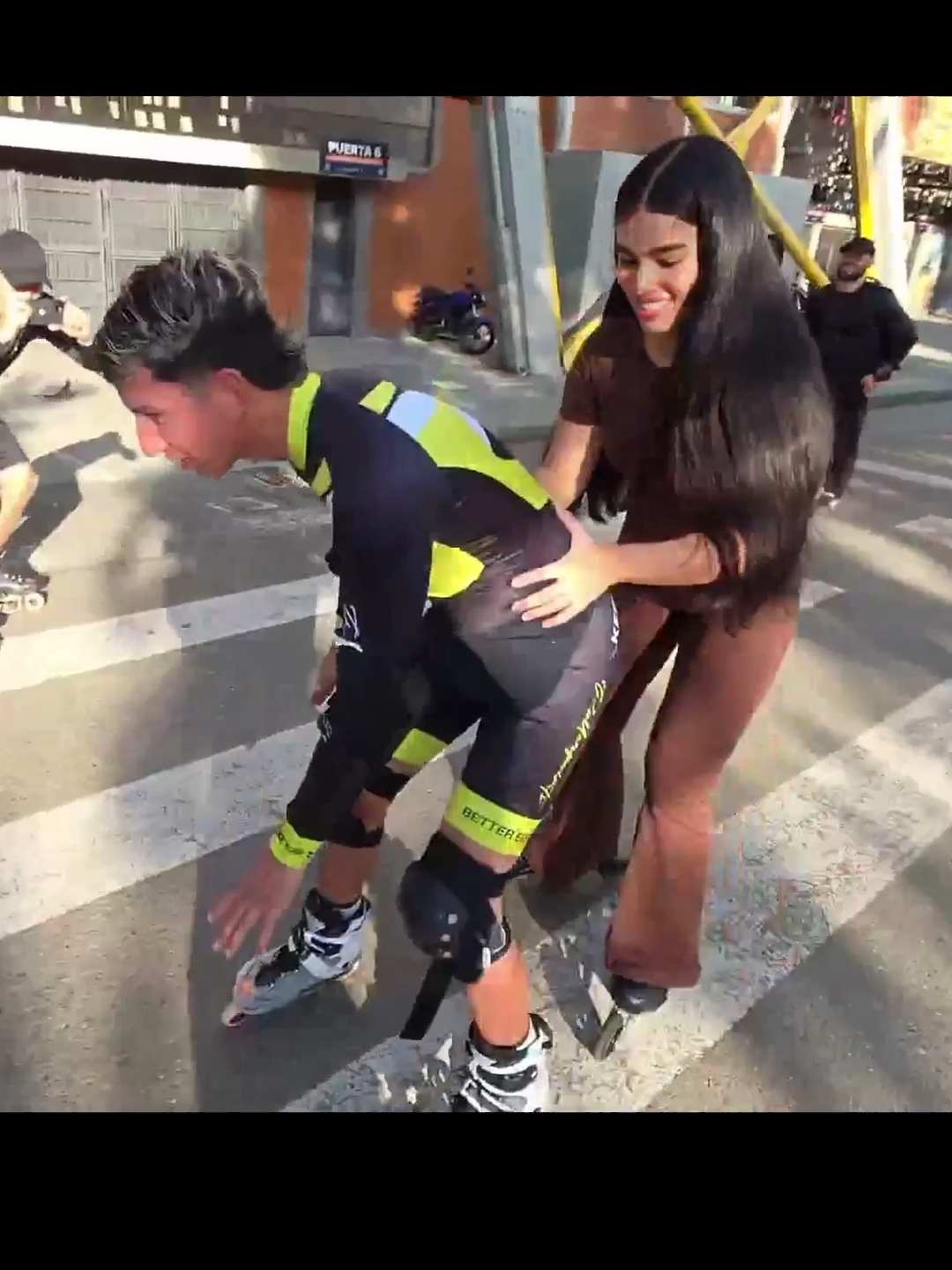 chanty aprendiendo a patinar #westcol #elchanty #danika #clips