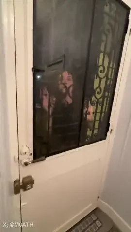 هذا مقصع حقق اكثر من 50 مليون مشاهدا على حساب تك توك وتقول هذا شخص يلحقني  #فتاة_النافذة # #خوف 