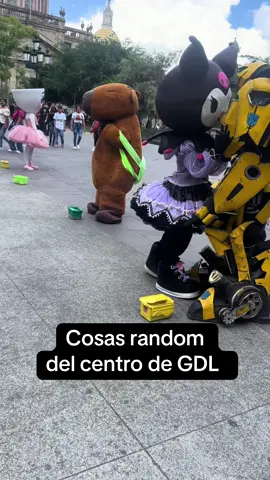 Kuromi y Bumblebee en el centro de GDL #random 