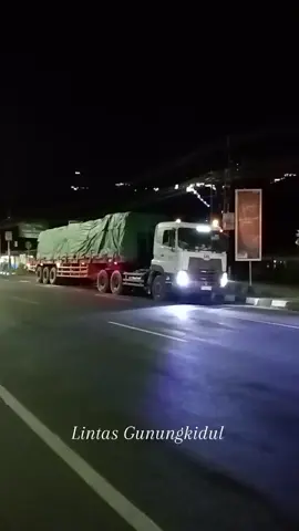Armada baru. jam malam menjelang pagi. siap lintas gunungkidul kembali. #gunungkidul #jogjaistimewa #berandafypシ #fyp #supirtruck 