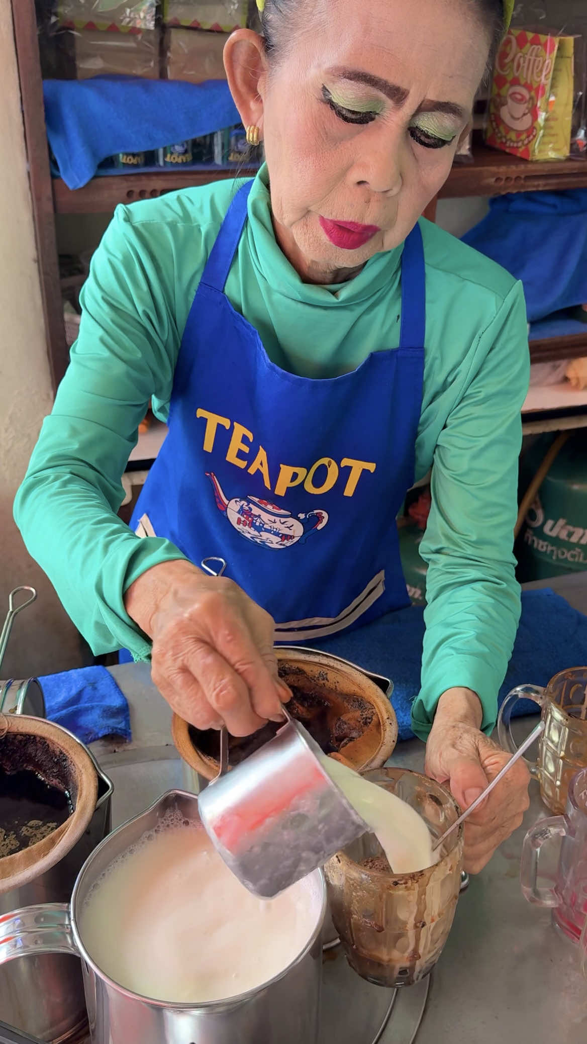 Cute Bangkok Aunty Makes Iced Chocolate Drink  🔍 Business name  ป้าปากแดง กาแฟโบราณ  📍Address Sao Chingcha, Phra Nakhon, Bangkok 10200 💵 Price  40 Baht/$ 1.15 USD