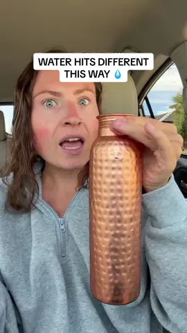 the water bottle is sweating, I’M SWEATING… it’s so good 💦 #waterbottle #drinkwater #watertok #tumbler #tiktokshopcreatorpicks 