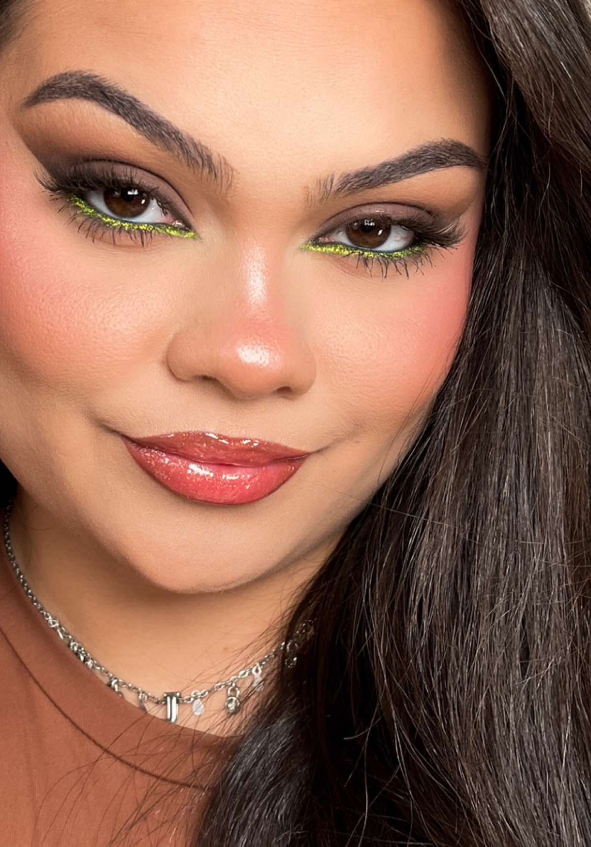 Esse é o lápis verde mais lindo que já vi! 💚 Usei o Epiphany Glow Melt-On Eyeliner da @Kaleidos Makeup na cor “Seven Seas”  #makeup #maquiagem #maquiagemtiktok #maquiagembrasil #makeuptutorial 