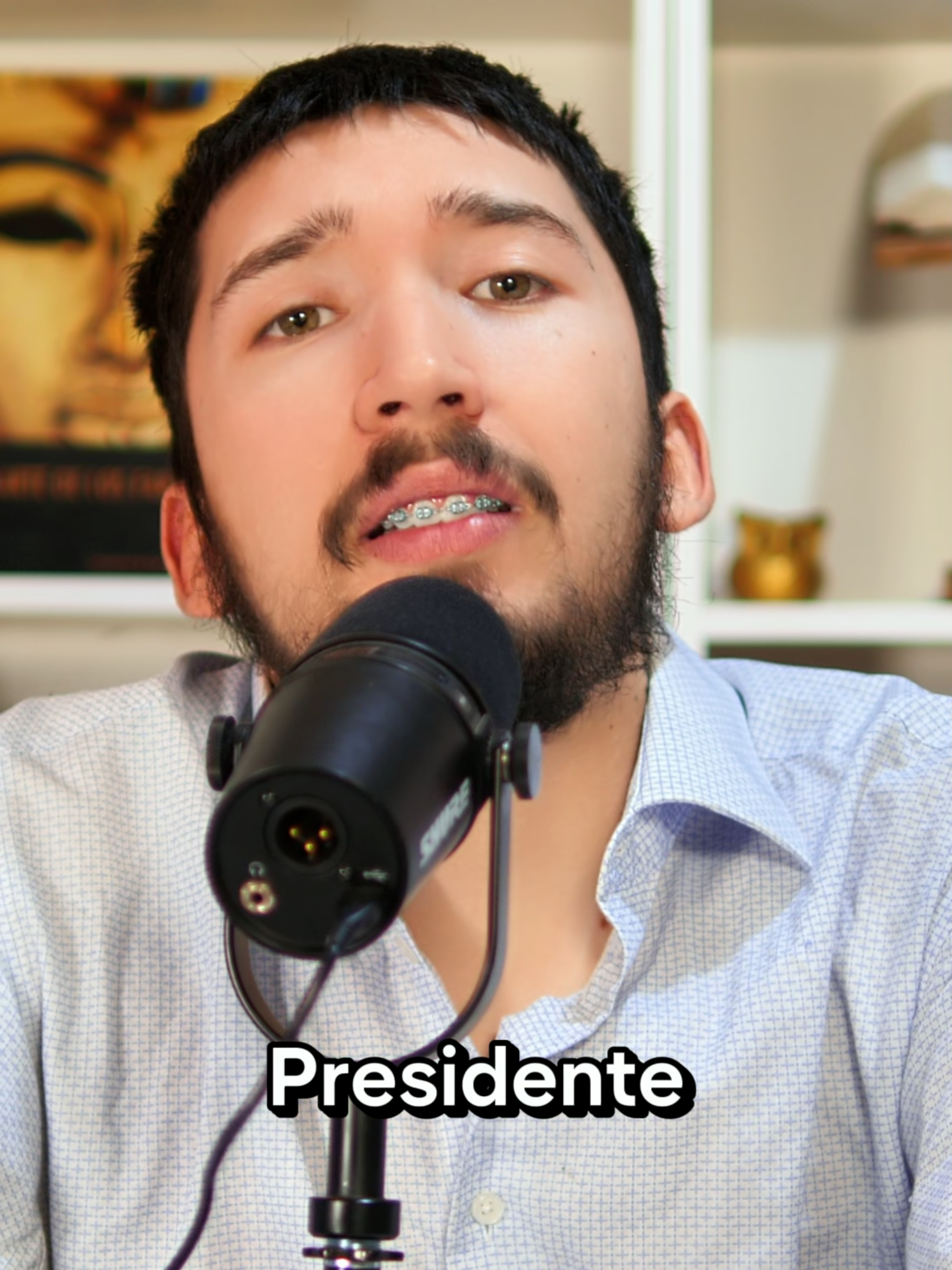 En Chile ya no votamos con conciencia, votamos con memes. La política se volvió farándula y el futuro se juega en TikTok. ¿Cómo llegamos a elegir a presidentes como si fueran influencers? Este guion es una llamada de atención: un país que vota a ciegas, se entrega. #ChileDespierta 🇨🇱 #PolíticaSinMemes 🗳️ #VotarConConciencia ✊
