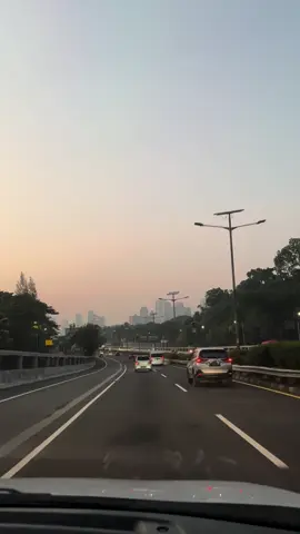Lumayan buat prank temenmu, biar dikira lagi jalan jalan padahal mah dirumah 😂 📍Senayan, Jakarta #videomentahan #prankvideo #freefootage #fyp #mentahan 