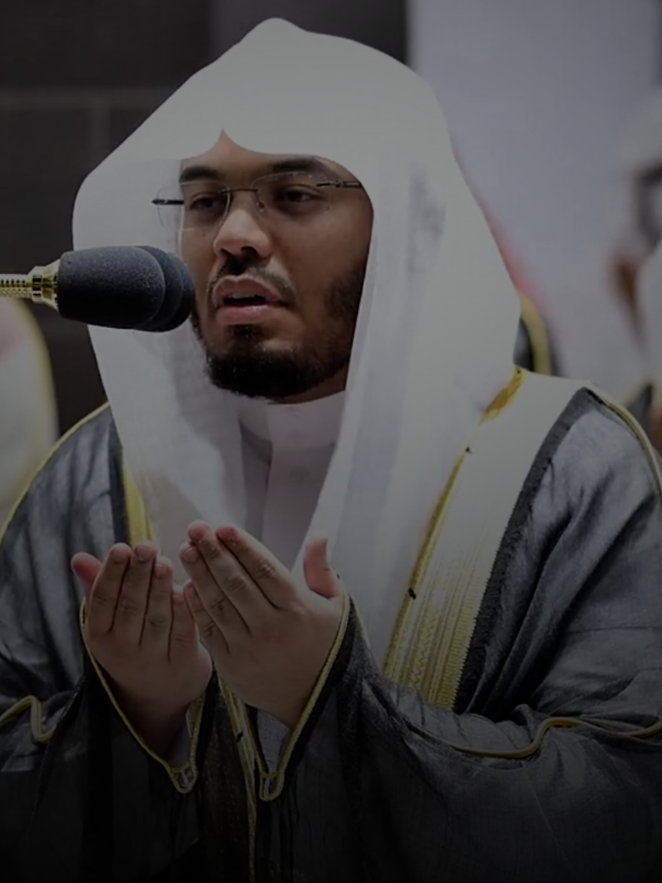 مَشْهَدٌ رُوحَانِيٌّ فِي الْحَرَمِ: قَلْبٌ خَاشِعٌ، دُمُوعٌ صَادِقَةٌ، وَدُعَاءٌ يُزَلْزِلُ الْمَكَانَ