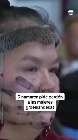 Dinamarca pide perdón a las mujeres groenlandesas La primera ministra danesa pide perdón a las niñas y mujeres indígenas de Groenlandia a las que las autoridades sanitarias danesas les dieron anticonceptivos invasivos contra su voluntad en casos que se remontan a la década de 1960. El supuesto propósito de la contracepción forzada era limitar el crecimiento de la población en Groenlandia impidiendo los embarazos. La anticoncepción forzada de mujeres y niñas indígenas fue parte de políticas danesas que deshumanizaron a los groenlandeses y sus familias. Las políticas incluyeron la separación de niños inuit de sus padres para entregarlos a familias de acogida danesas para su reeducación y controvertidas pruebas de competencia parental que dieron lugar a la separación forzada de familias groenlandesas. #groenlandia #dinamarca #noticias 