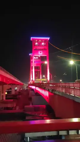 Nongkrong di Ampera... kalau malam banyak yg lagi live striming...  Jembatan kebanggaan orang Palembang nih..
