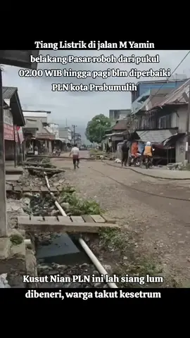 Tiang Listrik di Jalan M Yamin belakang pasar kota Prabumulih roboh, belum dieprbaiki PLN. Warga khawatir tersengat listrik #pln #listrik #tianglistrik #prabumulih #sumsel 