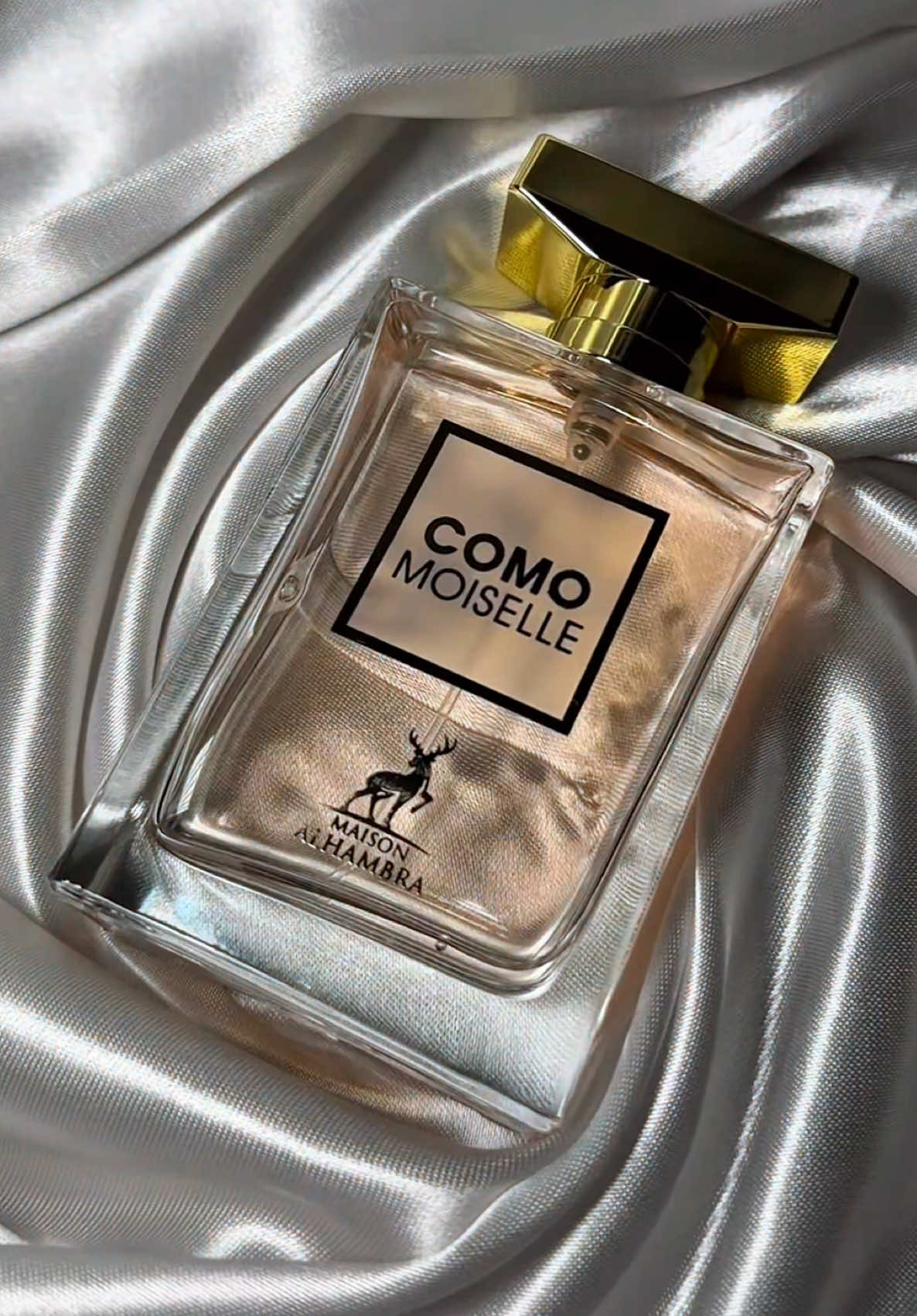 Se você ama aquele cítrico floral elegante da perfumaria francesa que custa caríssimo, você precisa parar tudo e ver isso. O Como Moiselle é um âmbar floral audacioso, com notas vibrantes de Laranja e Bergamota que evoluem para um coração de Rosas e Jasmim, e um fundo de Patchouli e Baunilha.  É a elegância em forma de frasco! ✨ Luxo Acessível: É a identidade olfativa do famoso Chanel, com a fixação ÁRABE que a gente ama, por uma fração do preço. 🎯 Experimente o Poder Quer comprovar essa perfeição na sua pele? Temos o Decante de 5ml  por apenas R$ 34,90! Pare de sonhar, comece a usar! Clique no link da Bio e garanta a sua dose de poder e sofisticação. 💖 #MaisonAlhambra #ComoMoiselle #CocoMademoiselleDupe #PerfumeArabe #PerfumeFeminino    
