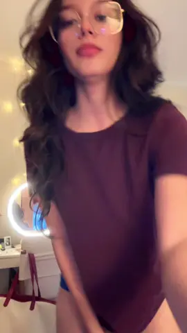👩🏻‍🦯‍➡️
