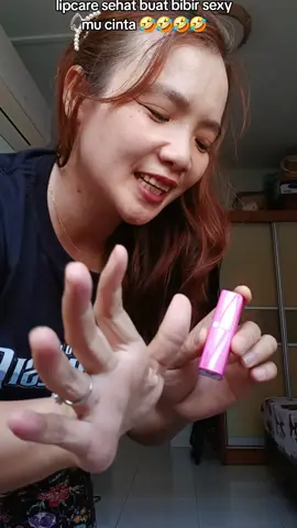 Hah gaess jgn biarkan bibirmu tuh hitam kering pecah2 ya kita cantik sehat berjamaah yuh  bisa kirim keseluruh indonesia & luar negeri  wawa 
