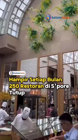 Singapura sedang menghadapi krisis di sektor kuliner. Sepanjang 2025, rata-rata 307 restoran dan kios makanan tutup tiap bulan, naik dari 254 outlet/bulan pada 2024. Fenomena ini tidak hanya menimpa usaha kecil, tapi juga restoran besar dan klub eksklusif seperti 1880 di Robertson Quay. Penyebab utama penutupan massal adalah kenaikan biaya sewa, harga bahan baku, serta gaji karyawan yang terus meningkat. Di sisi lain, kebiasaan konsumen yang lebih hati-hati dalam makan di luar membuat pendapatan restoran menurun. Tren ini menunjukkan bahwa meski bisnis F&B baru terus bermunculan, jumlah penutupan jauh lebih besar. Jika kondisi ini berlanjut tanpa solusi, dunia kuliner Singapura terancam makin terpuruk. #batamnews #singapore 