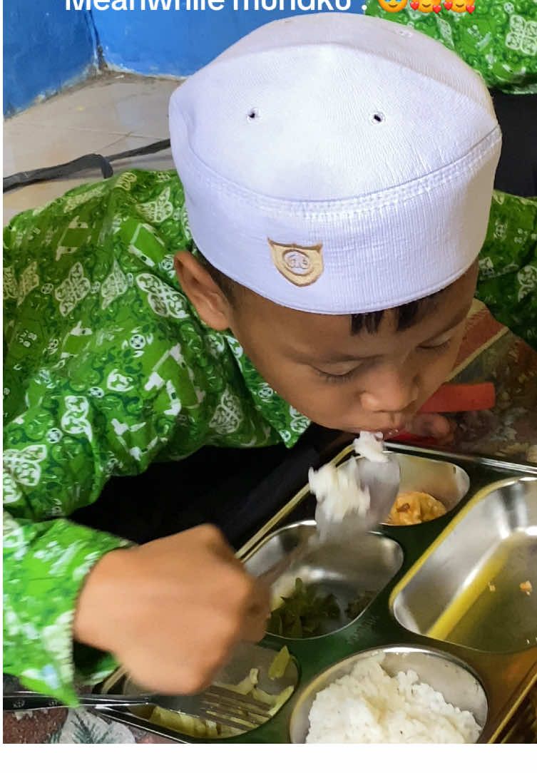 Senangnya anak-anak ketika MBG telah tiba🥹🥰 Sekecil apapun itu, kalo kita bersyukur insyaallah Allah beri kenikmatan😇 #mbg  #makanbergizigratis  #anakra  #foryoupage  #fypage 