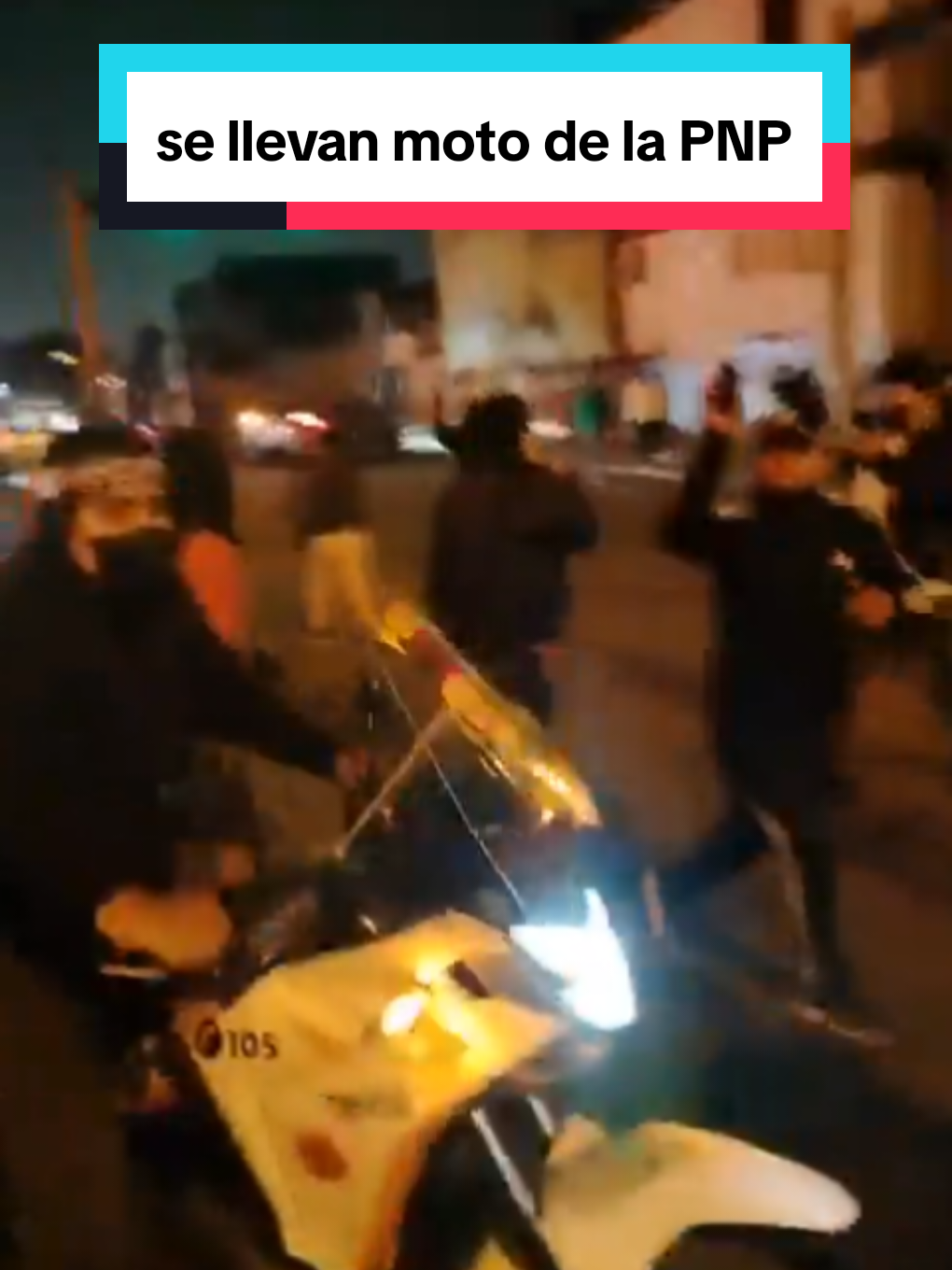 Manifestantes se llevan Moto de la PNP xd #peru #marcha #generacionz #onepiece #protesta 