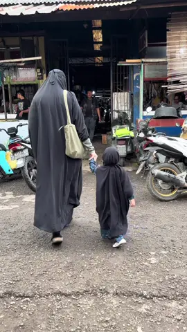 Adek jalan-jalan ke pasar 