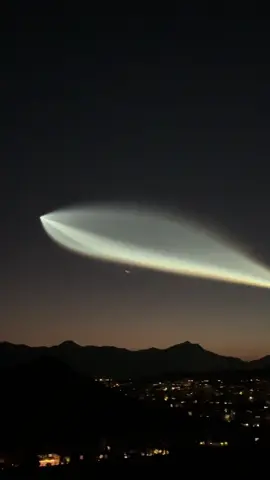 Another view of tonight’s SpaceX Falcon 9 launch seen from Phoenix, AZ! 🚀 Carrying Starlink satellites to orbit! . #spacex #arizona #phoenix #spacexlaunch #phoenixaz 