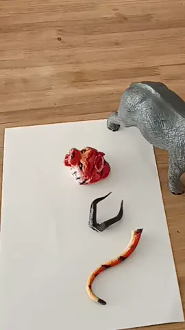 Una bestia única empieza a tomar forma 🐘🐅✨ De las sombras nace este ejemplar con cuerpo de elefante, cabeza y cola de tigre, y paga darle magia los cuernos de un antílope. Un híbrido imposible, mitad poder, mitad misterio. ¿Que nombre le pondrías? #hechoamano #coleccion #bestiariowayra #ParaTi 