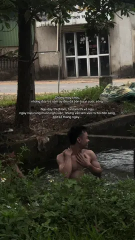 Chẳng mấy chốc, những đứa trẻ năm ấy đều đã bôn ba vì cuộc sống. Ngủ dậy thì đi làm, tan làm thì về ngủ, ngày nào cũng muốn nghỉ việc, nhưng vẫn làm việc từ tối đến sáng, bất kể tháng ngày...#xuhuongtiktokk #tamtrang #viral #xu #uoclenxuhuong 