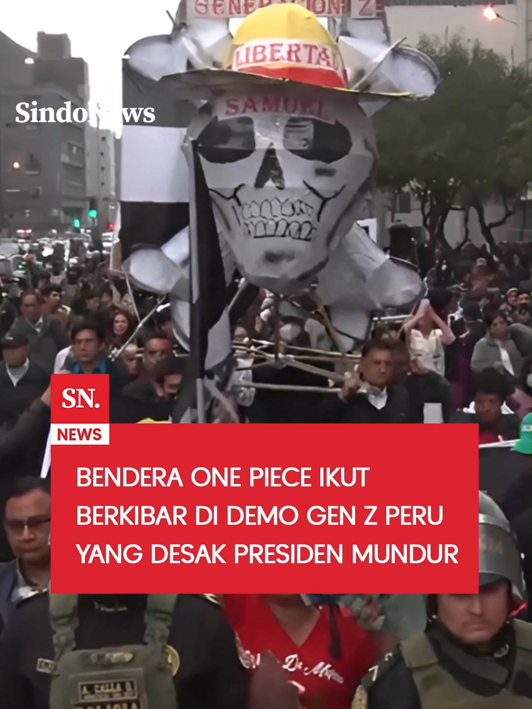 Bendera One Piece berkibar di tengah demonstrasi besar Gen Z di Peru. Bendera ikonik bertengkorak bajak laut itu berkibar di tengah jalan utama Lima saat demonstran Gen Z Peru menuntut Presiden Dina Boluarte mundur. Bendera tersebut dibawa para pengunjuk rasa dengan sejumlah pesan-pesan protes yang ditujukan kepada pemerintah. Aksi pada Minggu itu berujung bentrokan. Polisi antihuru-hara menembakkan gas air mata dan peluru, sementara demonstran melemparkan petasan. Sebelumnya, bendera yang sama pernah berkibar dalam aksi massa di Indonesia, Nepal, hingga Prancis. #SINDONews #SINDONewscom #SINDNewsBeyondHeadlines #SINDONewsTV #iNewsMediaGroup #Beritaviral #Beritaterkini #OnePiece #Peru