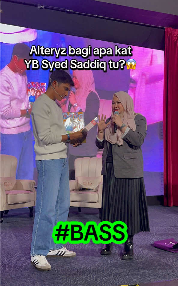 Replying to @Ain Medina☂️           Nak tahu apa Alteryz bagi dekat @!@Bella Astillah & YB @Syed Saddiq  semalam? 👀 ⠀ Bukan bunga 🌹, bukan coklat 🍫… tapi salah satunya 👉 MuneFizz! 🚀 Pink juice yang bagi boost tenaga + jaga imun, sesuai untuk orang sibuk mcm diorang ✨ Hadiah kecil, tapi penuh makna 💜  Terima kasih @Spacedollah  bagi peluang kat kami.  #A#AlteryzM#MuneFizzspacedollah #B#BellaAstillahBASS 