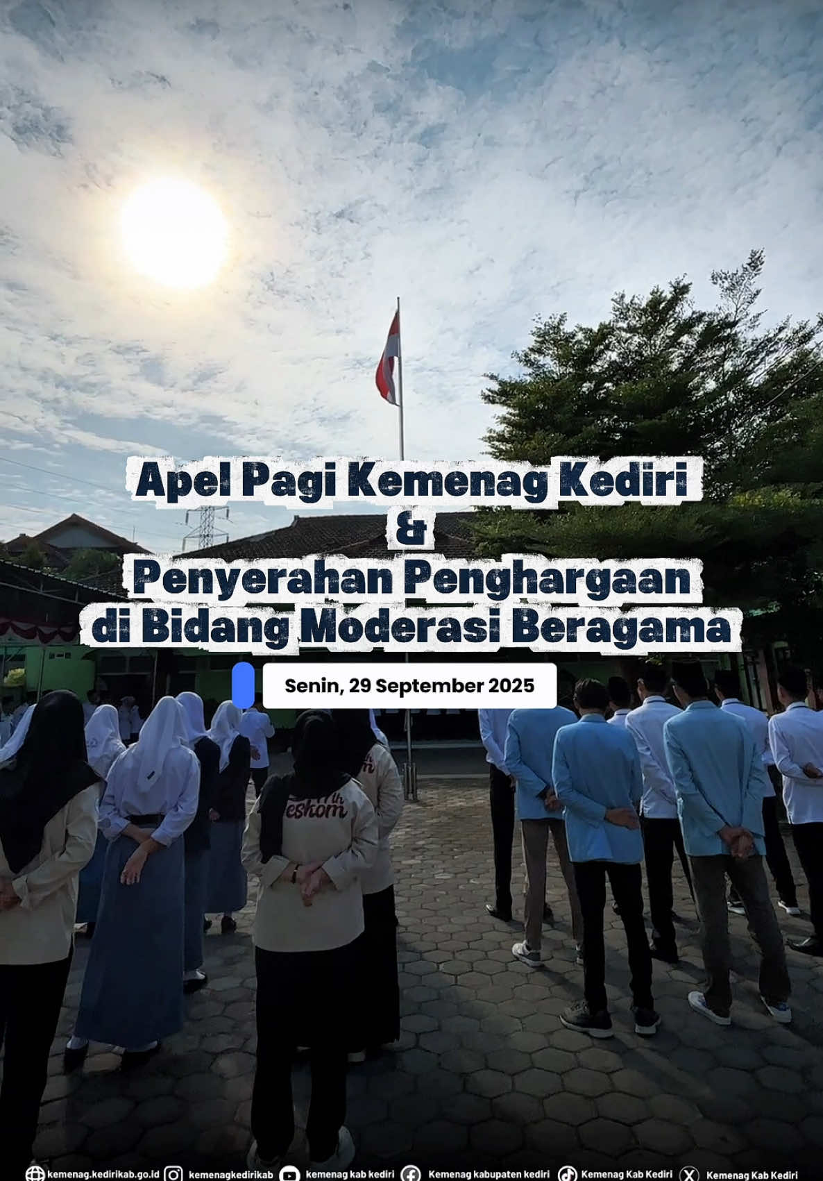 Apel Pagi Kemenag Kediri dan Penyerahan Penghargaan di Bidang Moderasi Beragama Kab. Kediri (Inmas) Kantor Kementerian Agama Kabupaten Kediri menggelar Apel Pagi Rutin pada hari Senin (28/9) di halaman kantor setempat. Apel ini menjadi momen istimewa karena turut diwarnai dengan penyerahan dua piagam penghargaan  yang mencerminkan semangat moderasi beragama dan penguatan karakter di lingkungan Kemenag. Peserta apel terdiri dari pejabat eselon IV, para Pengawas Madrasah dan Pendidikan Agama Islam (PAI), Pejabat Fungsional Tertentu(JFT ), seluruh pegawai Atap Pamenang, serta peserta PSG  dan PPL. Apel berlangsung dengan tertib, penuh semangat, dan menunjukkan kekompakan seluruh unsur di bawah naungan Kemenag Kabupaten Kediri. Dalam kesempatan tersebut, Kepala Kantor Kementerian Agama Kabupaten Kediri bertindak sebagai pembina apel dan secara langsung menyerahkan dua piagam penghargaan kepada Kasi PAIS Abdullah Rosyaad. Adapun dua penghargaan tersebut antara lain: 1. Piagam Penghargaan kepada seksi  PAIS atas partisipasi terbanyak dalam kegiatan Lomba Video Moderasi Beragama pada event PIAS LOVE FESTIVAL Tahun 2024 yang diselenggarakan oleh Bidang PAIS Kanwil Kemenag Provinsi Jawa Timur. Capaian ini menunjukkan komitmen kuat Kemenag Kediri dalam menyuarakan nilai-nilai moderasi di tengah masyarakat. 2. Piagam Penghargaan kepada Abdullah Rosyaad, Kepala Seksi PAIS Kemenag Kabupaten Kediri, yang dinobatkan sebagai Pelopor Program PAIS Berkarakter di wilayah Kanwil Kemenag Jawa Timur Tahun 2025. Penghargaan ini diberikan sebagai bentuk apresiasi atas inisiatifnya dalam membumikan pendidikan agama Islam yang berkarakter, inklusif, dan transformatif. Dalam amanatnya, Kepala Kantor menekankan pentingnya menjadikan apel pagi sebagai ajang untuk membangun semangat kolektif dan meningkatkan kedisiplinan pegawai. Ia juga mengajak seluruh ASN dan tenaga pendidik untuk terus berinovasi dan berkontribusi dalam mewujudkan visi Kemenag yang unggul dan moderat. “Penghargaan ini bukan semata-mata simbol, tetapi bukti nyata bahwa kerja keras dan semangat kebersamaan akan selalu mendapatkan tempat. Mari kita jadikan ini sebagai motivasi untuk terus meningkatkan kualitas pelayanan dan pengabdian,” ujar beliau dalam sambutannya.  #ApelPagi #KemenagKediri #ModerasiBeragama #Penghargaan #PAISBerkarakter