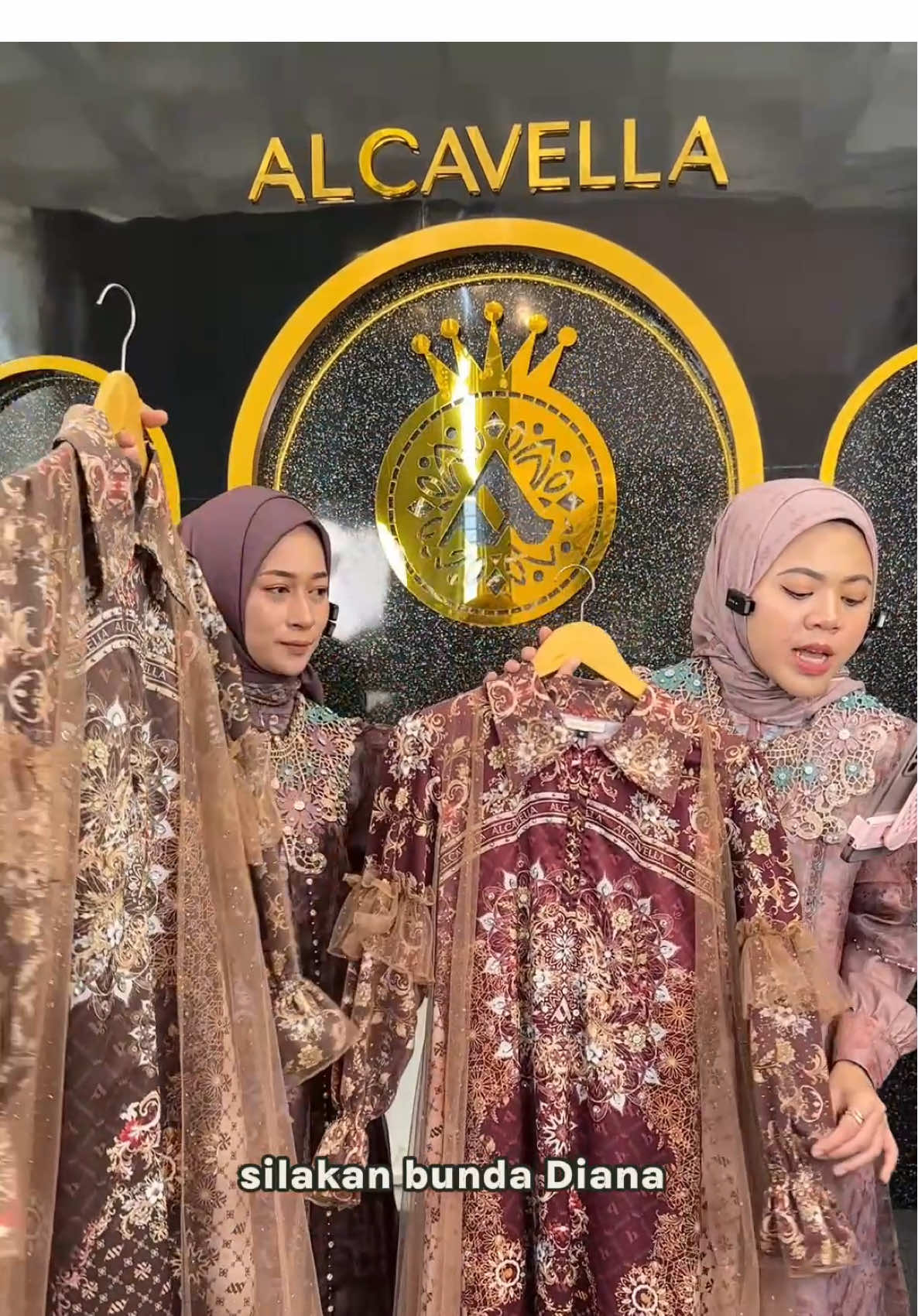 Kalau bisa tampil mewah, ngapain biasa aja? 😘 Dress Alcavella ada di keranjang kuning ✨ #promomakangajian #alcavella #gamisviral #gamis #anggundalammomen 