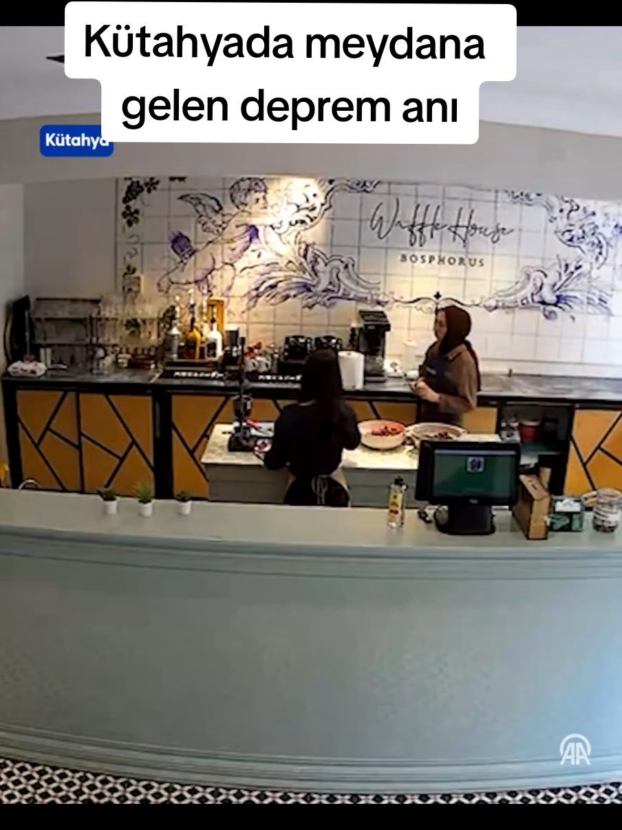 Kütahya'nın Simav ilçesinde  4 büyüklüğünde deprem meydana geldi 📹 Deprem anı bir marketin güvenlik kamerasına yansıdı   #kütahya #deprem #simav #izmir #istanbul 