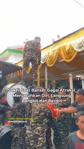 Atraksi yang ditampilkan oleh Barisan Ansor Serbaguna (Banser) dengan menjatuhkan diri ke belakang, mengalami kegagalan. Anggota Banser yang berada di atas tumpukan drum kemudian menjatuhkan diri. Saat menjatuhkan diri ke belakang, gagal diantisipasi oleh para anggota Banser yang berada di bawah. Dalam tayangan video, terlihat posisi kepala lebih dahulu menyentuh tanah. Namun, anggota Banser yang menjatuhkan diri tersebut langsung bangkit berdiri, seolah tidak terjadi apa-apa.  Sakti dan gokil! === Terus dukung @hidupbetah untuk berkembang. Share dan follow @hidupbetah agar tidak ketinggalan update yang disajikan. === #betah #fyp #atraksi #banser #ansorbanser 