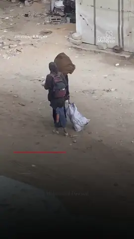 Lensa Genosid: Ketabahan Seorang Wanita Palestin di Sebalik Kekejaman Israel Di sebelah tangan, dia menggendong anaknya yang masih bayi manakala di sebelah lagi dia membawa sisa barangan dari rumahnya untuk berpindah. Di belakangnya, berpaut anak perempuannya yang masih kecil dan disekelilingnya, anak-anak kecil turut membantu si ibu membawa barangan untuk meneruskan hidup di tempat baru.  Dia bersendirian membawa anak-anaknya untuk mencari tempat perlindungan setelah kawasan kediamannya dimusnahkan oleh Israel. Begitulah nasib mereka di sana. 'Dipermainkan' oleh Israel dengan arahan berpindah yang tidak jelas, mengarahkan mereka berpindah dari utara ke selatan tanpa sebarang jaminan keselamatan dan tempat tinggal pun di kawasan yang diarahkan untuk berpindah tersebut. Ini lah gambaran yang jelas tentang penderitaan tidak berpenghujung dan pencarian  terhadap keselamatan itu sendiri, di tengah-tengah runtuhan dan kemusnahan. Hasbunallah wani'mal wakeel. #freepalestine #sumudnusantara #globalsumudflotilla #breakthesiege