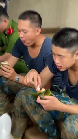 Bộ đội cùng dân chống bão, nhìn thấy thương các a quá 💓💓🇻🇳🇻🇳🇻🇳#bodoivietnam #xuhuongtiktok #hastag #tranhbaocungdan
