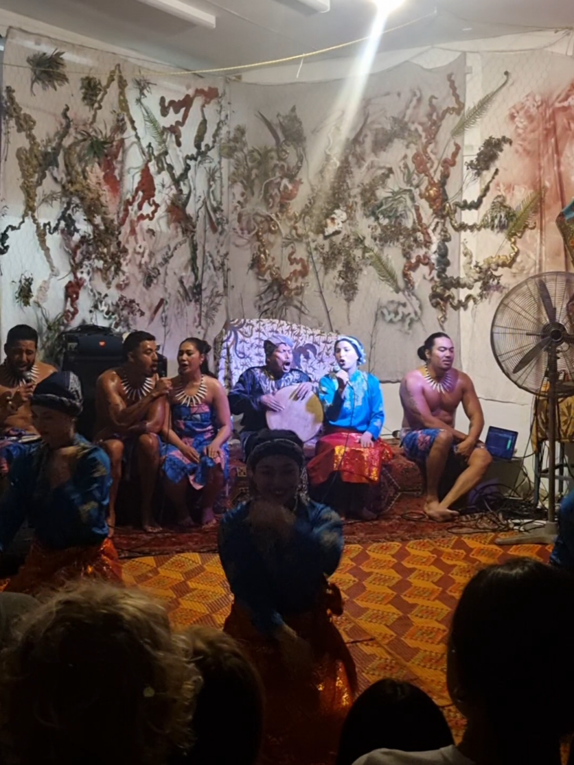 Begini jadi bila Ratoh Duek Aceh diiringi oleh vokal orang-orang Samoa.  #acehaustralia  #acehviraltiktok  #acehbakmatadonya  #tariacehdiaustralia  #ratohduek 
