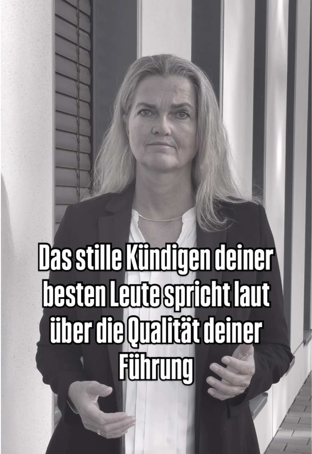 🫣😱 Das stille Kündigen deiner besten Leute spricht laut über die Qualität deiner Führung Wenn deine besten Leute still gehen, ist das kein Zufall – es ist Feedback. Nicht ausgesprochen, aber deutlich.  Führung zeigt sich nicht in Worten, sondern in Wirkung. Ein motiviertes Team verlässt keine Führung, die inspiriert, fördert und versteht. Doch wenn Vertrauen fehlt, Kommunikation stockt und Aufgaben nicht klar verteilt sind, entsteht Frust. Die Folge? Innere Kündigung – lange bevor die Kündigung auf dem Tisch liegt.  Du musst nicht alles allein stemmen. Du musst nicht perfekt sein. Aber du musst bereit sein, hinzusehen. Denn Leadership beginnt dort, wo du Verantwortung übernimmst – für dich und dein Team 🚀 Folge hier für tägliche hilfreiche Impulse, um dich als Team Leader, Unternehmer & Führungskraft egal welcher Ebene zu unterstützen. Für bessere Teamführung, stärkere Selbstführung & starke Teamentwicklung. 👍 🚀 Speichere dir diesen Gedanken. Teile ihn mit dem, für den er auch interessant sein könnte #teamführung #teamentwicklung #selbstführung #führungskompass #mitarbeiterführung