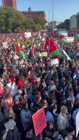 Berlín está haciendo historia. Hoy se celebra una de las mayores protestas de la historia de Alemania: por #Gaza. Los manifestantes corean: ¡#PalestinaLibre! y 