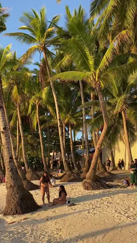 Mag-ingat ka sa taong sobrang mapagbigay. Madalas silang nagbibigay hindi dahil sobra sila, kundi dahil sanay silang unahin ang iba kaysa sa sarili nila. Kaya kahit pagod na, ubos na, at halos wala nang natitira para sa kanila, patuloy pa rin silang nagbibigay. Ngunit sa likod ng kabutihang iyon, sila rin ang pinakamadaling masaktan at mapagod—kahit hindi nila ipinapakita. Sana dumating ang panahon na matutunan din nilang alagaan ang sarili nila, at sana ang mga taong nakakatanggap ng kanilang kabutihan ay matutong magbalik ng pagmamahal at pagpapahalaga. #fyp #trending #kindness