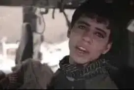 عباس الحافي لمن لم يعرفه.. فالنعرفه لكم يوم من الايام عباس مرابط على الساتر فاقترب منه احد الإعلاميين قبل أن يصل له گله خوية تره مالي خلگك كفيلك العباس ابو فاضل وما اريد احجي خاف الك نية تسولف وياي اني من اهل ميسان وبقضاء الميمونة اهلي،،، وعمري سبعطعش سنة والبندقية مالت جدي والنعال مال خالي وحذاء ماعندي والجواريب مال ولد نزل مجاز لاهله وعايفهن يمي بعد عندك شي؟؟؟؟ فقلت له لهاي الدرجة انت ضايج مني!!! فقال وهو يجلس على الارض لا والله ما ضايج منك بس اني مريض والحمزه ابو احزامين والكلام مو زين عليه وبردان كلش من رجليه واني بالاساس بيه روماتيز،،،،، هذا الكلام في منطقة النباعي في حزام بغداد،،، كانت منطقة ميته كل شيء فيها مهجور ومخيف حتى معامل الحصى والعجلات متروكة واعمدة واسلاك الكهرباء متساقطة وفي تلك الدروب الترابية التي تتفرع من عدة زوايا جلست الى جانب شاب صغير لم يخط شاربه بعد والبندقية تبدو كبيرة بيده وكان الجلوس على مكان اشبه بالتل الترابي لطريق يتصل بمناطق الدواعش تم قطعه بالتراب،،،، بعد ان قال الشاب عباس اني بردان امسكت قدمه واردت ان اقيسها بيدي لعلها تأتي على قياسه فأعطيه حذائي فقال لي ( وروح ابوي مااخذها منك لو تصير مدرعة مو حذاء من كل وعقلك اخذ حذائك واخليك بردان اني بعد شوي وي ظلام الدنيا الف رجليه بوصله وبحيل الله ادفه) فشلت كل محاولاتي في اقناعه فقال لي وهو يبحث عن كطف جگاره في الارض خويه اني طبعي طبع دراويش لا حسبالك طفل وما خاط شاربي واني من اجيت لهنا تره بعقل مو عاطفه!!!! واني بالميمونة بولايتي عندي كاروبه اشتغل بيها انقل حلال وزرع ومعيش روحي واهلي ومن صارت حرب داعش حلمت حلم چن جماعة ماخذين كاروبتي وحاطين بنات السلف ويصيحون للبيع بلاش فزيت سولفت الحلم لجدي صفگ بيده جدي حيل وامي گالت كاروبتك يعبوسي بيها عطل وثاني يوم هم حلمت نفس الحلم وابوي المرحوم اجاني بعالم الطيف وگال بويه عباس روح للجبهة تره خواتك وبنات عمك وبنات السلف ينباعن صدگ اذا ما تروح گعدت الصبح سولفت الحلم انطاني جدي البندقية وامي انطتني اوزار ابوي هالتشوفني محزم بي وهاي صارلي شهرين ما شايفهم💔 تيبست الكلمات في فمي واحسست بعطش شديد رغم برودة الجو من هذا الصبي الذي ترك اهله وكاروبته ونسى مرضه وجاء للساتر في ارض موحشة اخرج عباس من جيبه كيس صغير من التمر ووضعه امامي وجلسنا نأكل سوية فقال لي انت تكتب مو شفت بيدك دفتر فقلت له نعم فقال لي خلي اكملك سالفتي خاف تريد تكتب عني اني بالرابع ادبي وردت اتزوج بنيه من طوايفنا بس ابوها شيخ وماانطوها الي لان مريض وبقيت بحسرة ويوم التحقت فوديت امي علمود تگلها تبريلي الذمة؟؟؟ تدري شگالت لامي؟؟ گالت لامي گولي لعباس بيناتنه العباس حلمت بي عريس وماخذ وحده تخبل وداير وجهه عني وگوليله خوية مبري الذمه لا اعلم لماذا بكى عباس رغم انه كان يتكلم ويضحك ويأكل التمر لكن بكى بحرقه شديدة ثم قال خويه البنيه ماتت اتكهربت وماتت وحتى ما حضرت فاتحتها لان صار علينه هجوم قوي بالمفخخات ومارحت ،،،، سلمت على عباس وودعته وبعد اربعة اشهر حضرت احتفالا في النباعي لتأبين الشهداء وبين صور الشهداء ال ٢٣ كانت صورة عباس وهو يبتسم وبيده بندقيته وازار ابيه ولكنه في الصوره كان حافي القدمين نعم حافي القدمين لو كنت املك ما يعينني على ذلك لعملت من هذه القصة فلم سينمائي يحكي قصة وطن خذله الجميع وهوى الى الارض وانتشلته ثلة عجزت وعقمت نساء الارض ان يلدن مثلهم وبتضحياتهم رجع شامخ السلام عليك ياعباس يوم ولدت ويوم جاهدت ويوم استشهدت ويوم تبعث حيا عند مليك مقتدر كثير مثل هذا البطل نالوا الشهادة والأكثر ما زالوا على قيد الحياة هم على سواتر الموت وضعوا القلوب على الدروع .