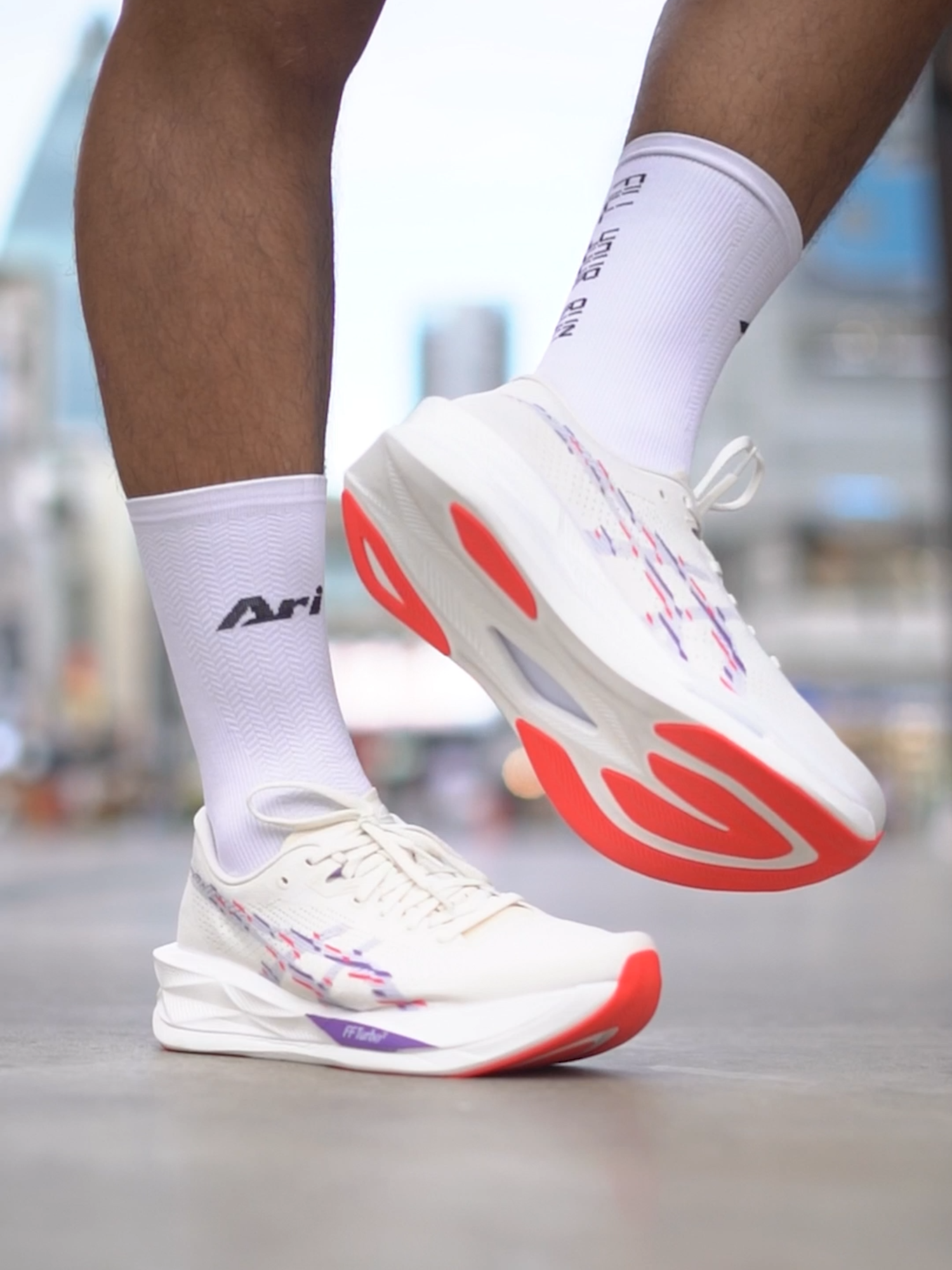 Asics Sonicblast (6,900 THB) เจาะทุกรายละเอียดกับรองเท้าวิ่งสายซ้อมเพื่อซิ่ง โดยมี Astroplate เป็นกลไกที่ช่วยขับเคลื่อนแรงส่งไปข้างหน้า วางจำหน่ายแล้วที่ • Ari Running Central World • Ari Running One Bangkok • Ari Running Fashion Island • Arirunningstore.com/running-shoes/brand/asics.html?product_collection=6080 #AriRunning #FillYourRun #RUNbox