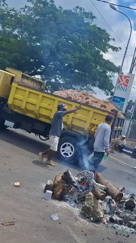 info terkini pintu masuk bandara betoambari di boikot.. 