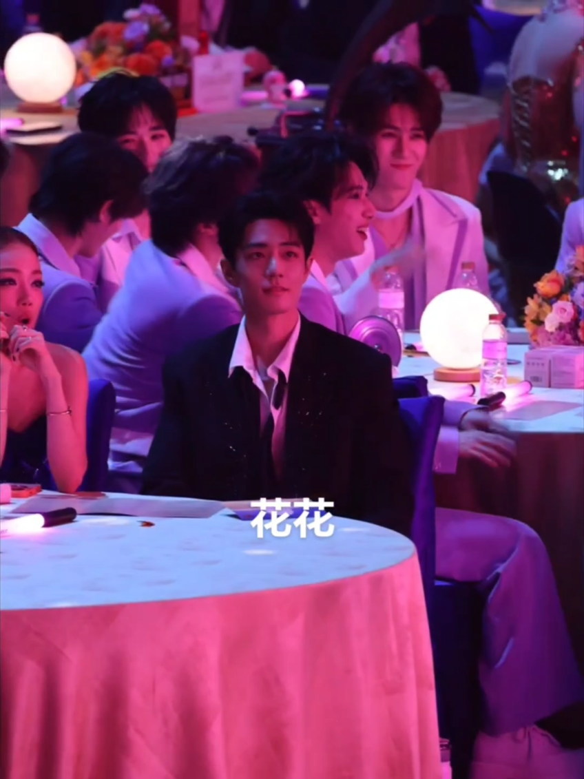 มีกลุ่มเด็กเล็กสนุกสนานข้างหลังพี่เซียวจ้านค่ะ😂🍼✨ #yanhaoxiang #tnt时代少年团 #严浩翔 #teensintimes #tnt_thời_đại_thiếu_niên_đoàn 