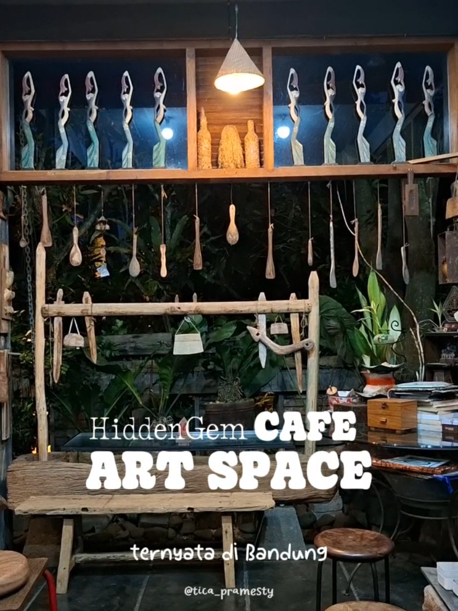Another Hidden Gem nih 🤩 Belum banyak orang tau kalo di Bandung ada Art Space sekaligus Cafe yg Homey & Artsy Namanya Studio Rosid lokasinya ada di Cigadung Yang dari luar kota kalo mau kesini, bisa nih nginep di RedDoorz Near Simpang Dago 2 🤩 Booking via aplikasi RedDoorz pake kode promo 