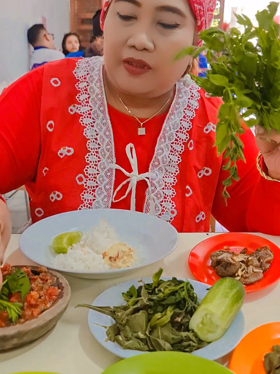 Maksi Mukbang lalapan tespong, pete, pepes teri dan usus maknyus #ukkecrochet #mukbang #pete #lalapan #maksi 